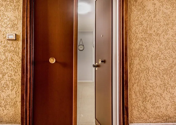 Metro C - Nando's House Apartment